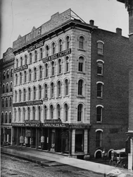 Geschäftsfronten bei 40-46 Randolph Street, Chicago, ca. 1869